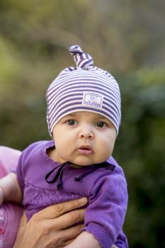 Babymütze lila-natur gestreift aus Wolle Seide mit Bindeband von Pickapooh